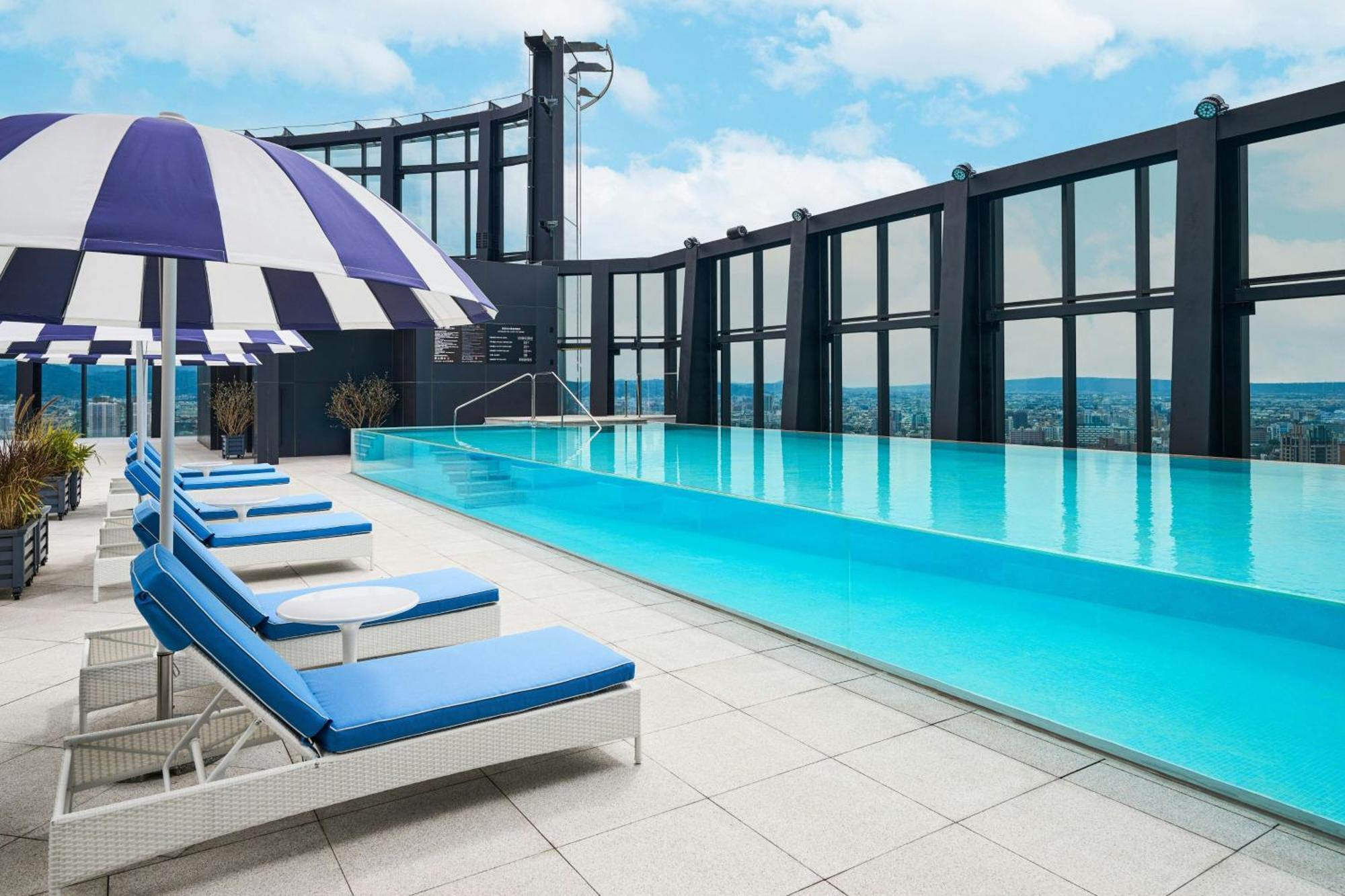 Le Méridien Taichung Esterno foto The rooftop pool at The Westin
