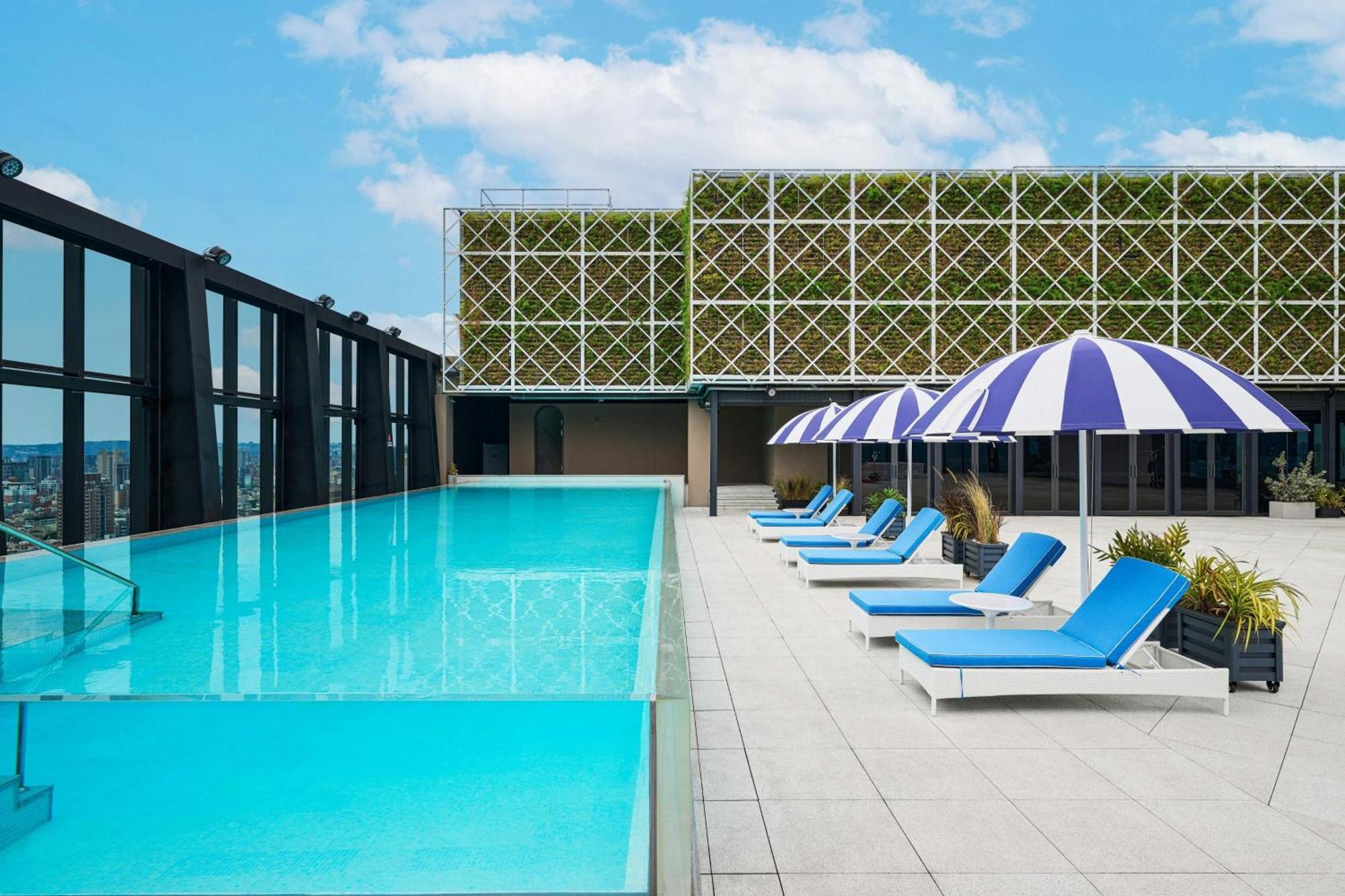 Le Méridien Taichung Esterno foto Rooftop pool at The Standard East Village