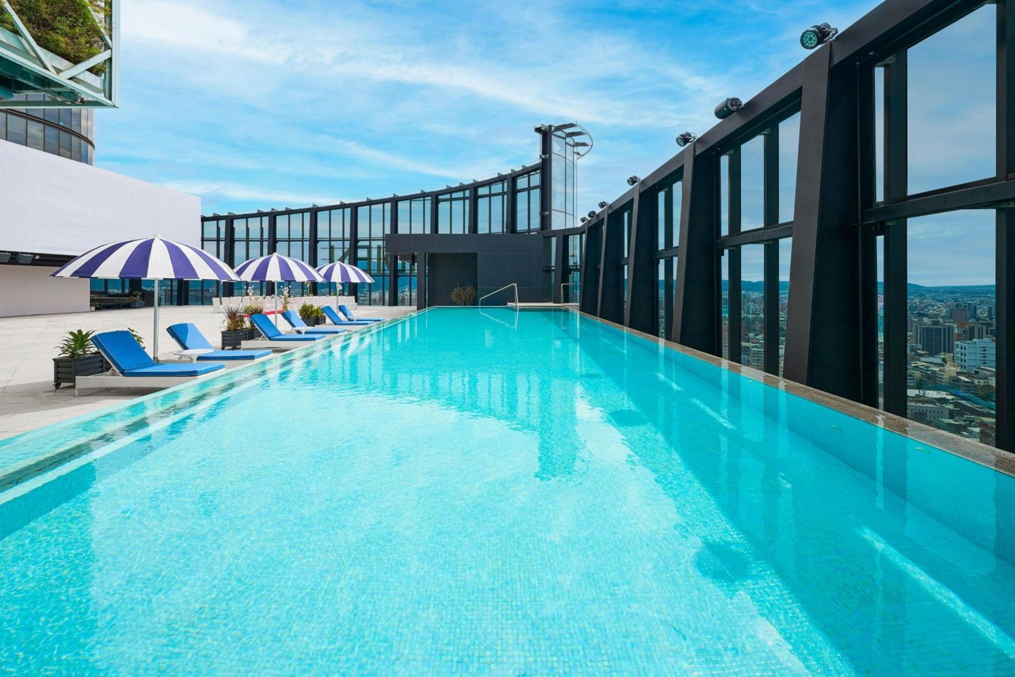 Le Méridien Taichung Esterno foto The rooftop pool at the hotel