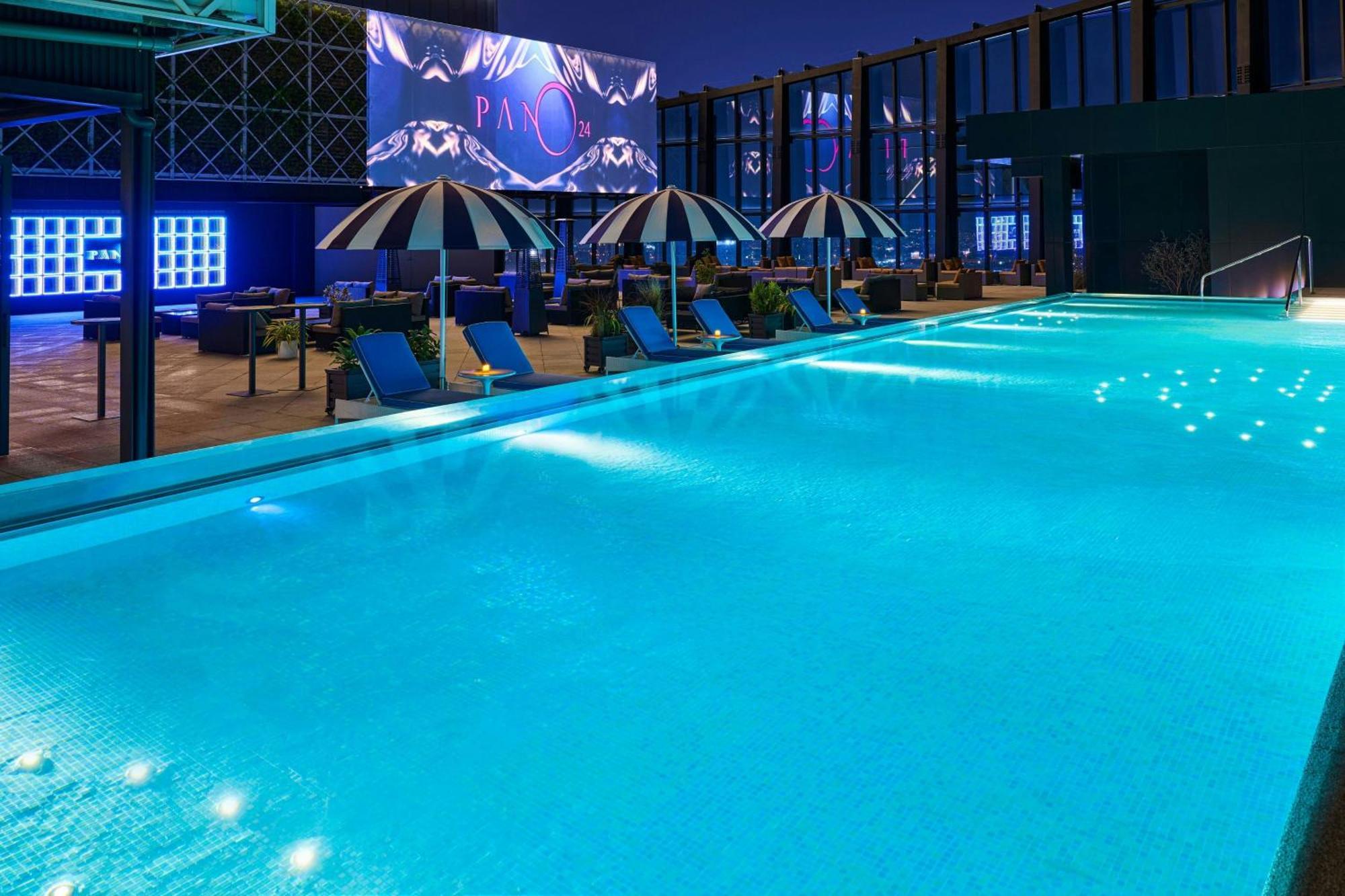 Le Méridien Taichung Esterno foto The rooftop pool at the hotel